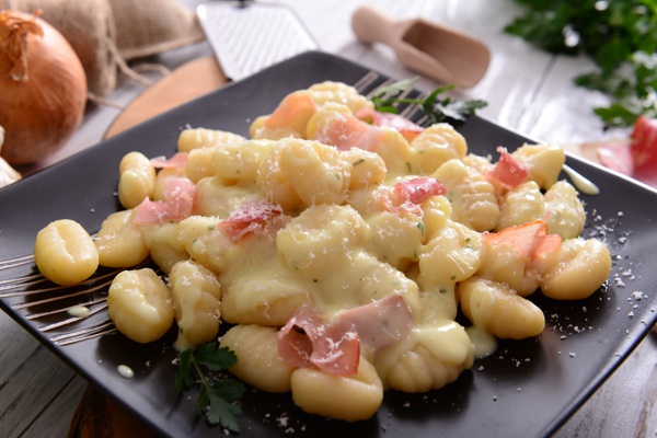 Planeat - Gnocchi di patate con speck e formaggio a pasta molle