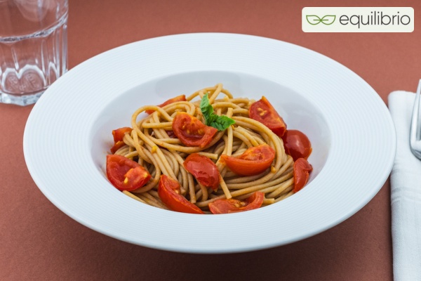 Planeat - Linea Equilibrio - Spaghetti quadrati integrali con pomodori  ciliegini e basilico fresco