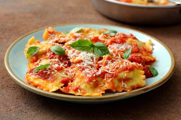 Ravioli freschi al brasato con sugo al pomodoro