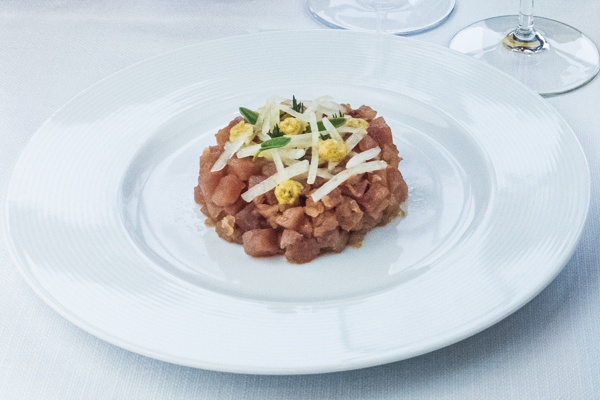 tartare tonno mayo alla soya crema di barbabietola rossa polvere