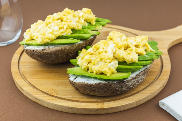 Avocado toast con uova per 2 persone