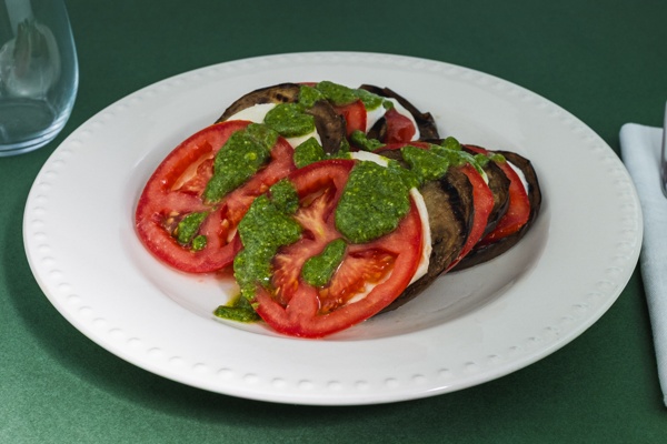 Caprese con melanzane e pesto