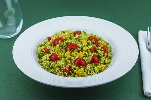 Cous cous con pesto, peperoni e ciliegini