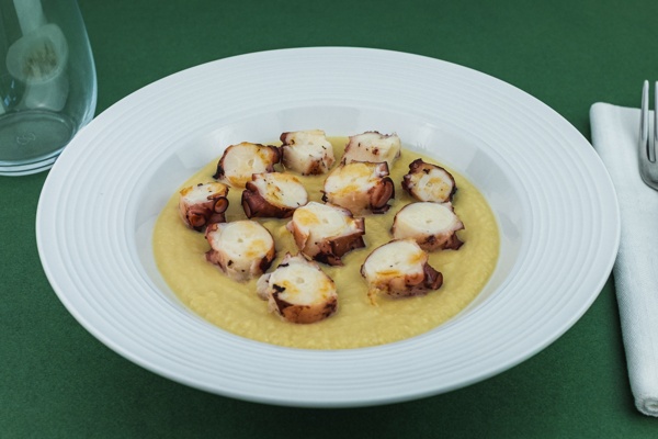 Crema di ceci con polpo
