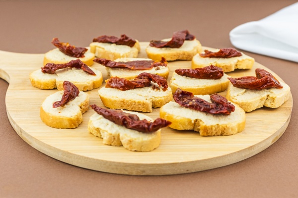 Crostini con hummus e pomodori secchi