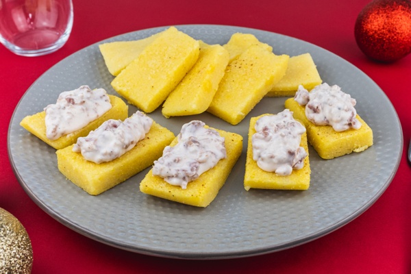 Crostini di polenta con stracchino e salsiccia