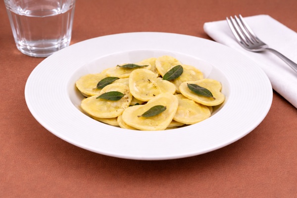 Cuori di borragine artigianali con burro e salvia