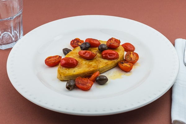 Filetto vegetale con pomodorini datterini, olive taggiasche e basilico