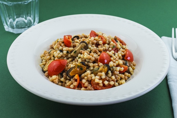 Fregola con cozze vongole e pomodorini