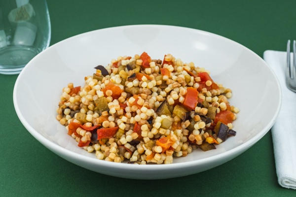 Fregula con melanzane e ciliegini