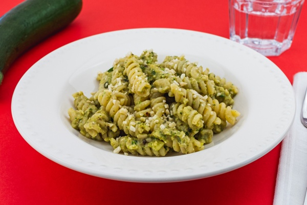 Fusilli al pesto di zucchine e mandorle