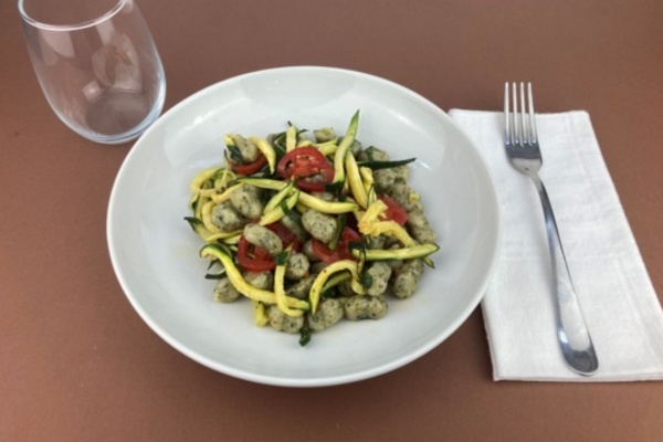 Gnocchetti di patate alle ortiche con zucchine fiammifero e pomodori ciliegini