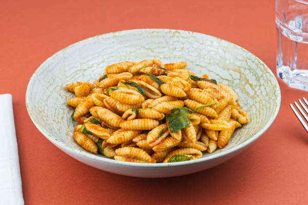 Conchiglie salsiccia e rucola