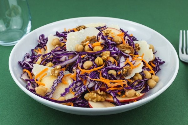 Insalata di cavolo viola, carote, ceci e mele