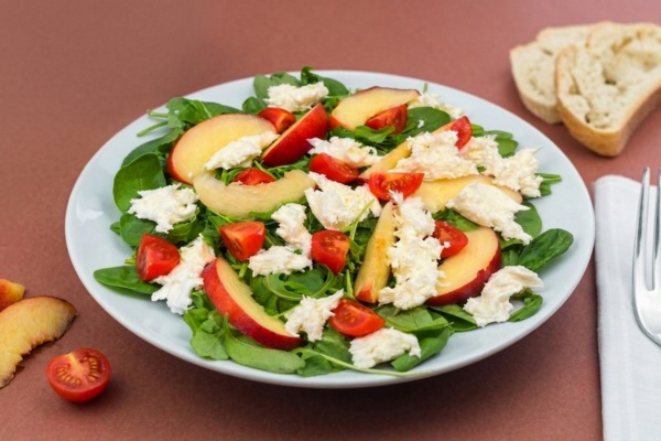 Insalata di spinacino, fiordilatte e pesca