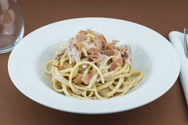 Linguine con noci, erborinato e speck
