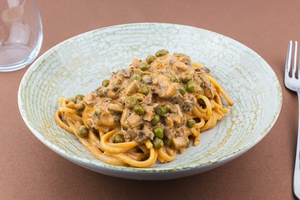 Linguine con ragù di funghi e piselli
