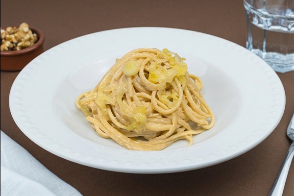 Linguine con salsa di noci e porri