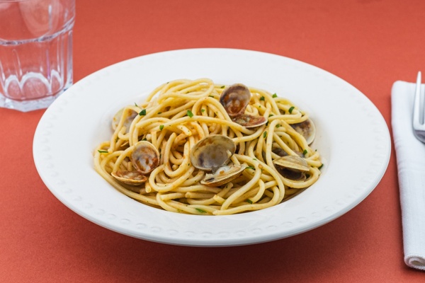 Spaghettoni con vongole e ciliegini