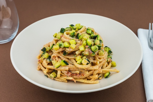 Linguine con zucchine e crema di ricotta e pomodori secchi