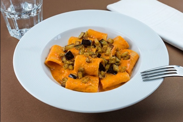 Paccheri con salsa di datterini e stracciatella e melanzane