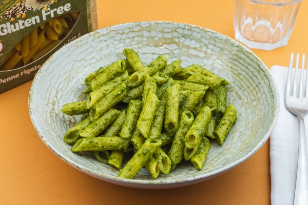 Pasta corta di riso integrale, mais e quinoa al pesto artigianale Planeat