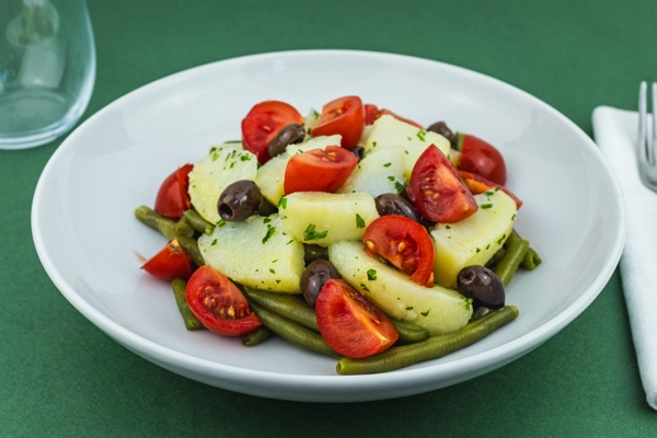 Patate, fagiolini, datterini e olive