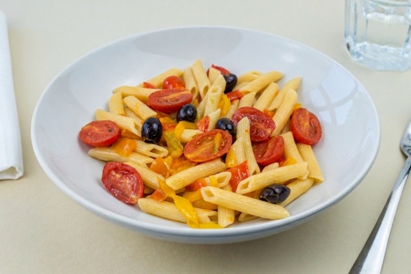 Pennette con peperoni, datterini e tonno fresco