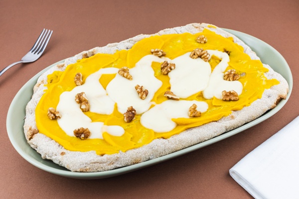Pinsa con crema di zucca, taleggio e noci