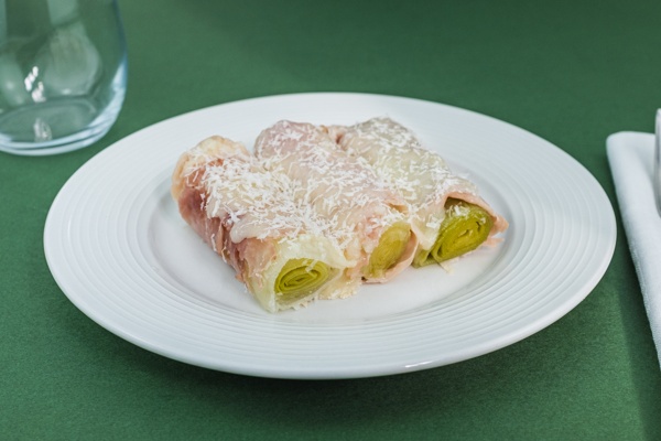 Porri al forno con prosciutto e formaggio