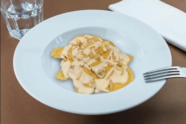 Ravioli artigianali alla zucca con fonduta di taleggio