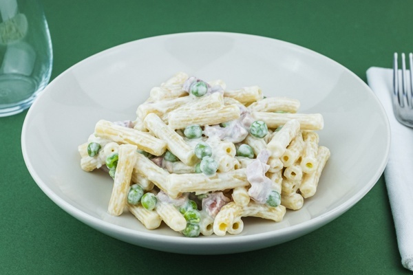 Rigatini con panna, prosciutto e piselli