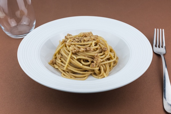 Spaghetti con pesto di frutta secca