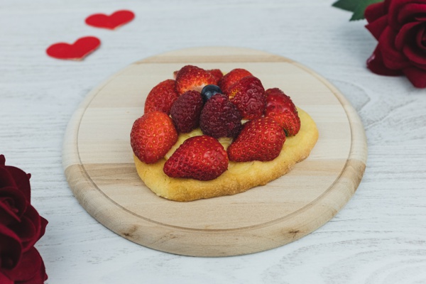 Cuore di frolla con crema e frutta