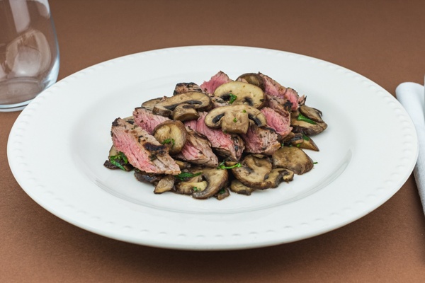 Tagliata di scamone con i funghi