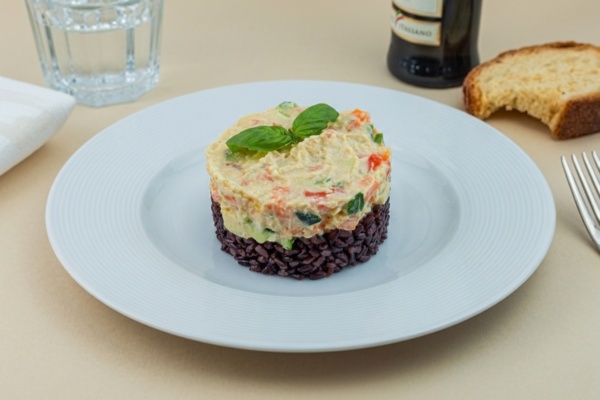 Tartare di verdure con hummus e riso venere