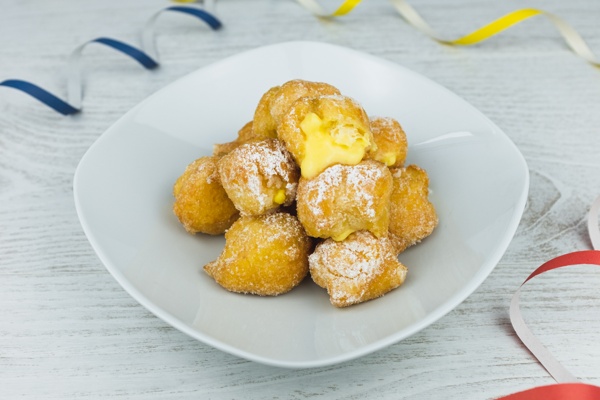 Tortelli di Carnevale ripieni di crema pasticcera