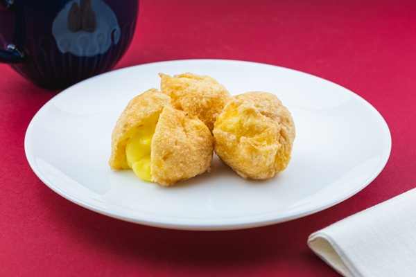 Tortelli di carnevale ripieni di crema pasticcera