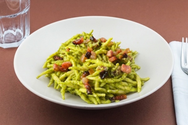 Trofie fresche con crema di zucchine e guanciale