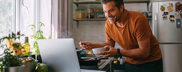 immagine stock - uomo in cucina